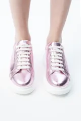 Zapatillas deportivas color rosa metalizado con cordones blancos, punta redonda y plataforma blanca.