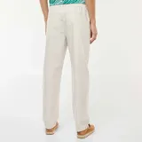 Pantalón de corte recto en color gris claro, confeccionado en tela de algodón, con cintura elástica y bolsillos laterales.