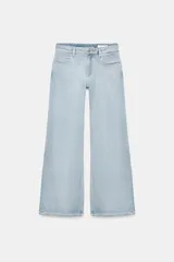 Jeans de tiro bajo y pierna ancha, confeccionados en hilatura de algodón, con diseño de cinco bolsillos y cierre frontal con cremallera y botón.