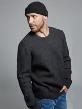 Sweater tejido color beige, de tejido grueso con textura, cuello a la base y manga larga.