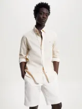 Camisa de hombre Tommy Hilfiger de corte regular, color crema con microestampado de puntos y logo bordado en el pecho.