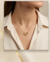 Collar de acero con baño de oro, compuesto por una cadena fina y un dije en forma de corazón con diseño pixelado, adornado con circonias de colores.