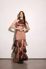 Falda larga marrón de tafeta con tajo lateral y volados en el ruedo.