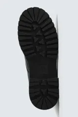 Bota tipo derby de cuero negro con cordones al tono, horma redonda y suela track con ligero tacón.