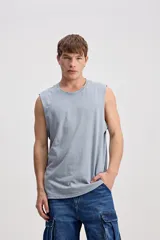 Musculosa oversize blanca de corte amplio y líneas simples, confeccionada en 100% algodón con efecto acid wash.