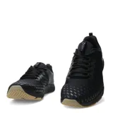 Championes de entrenamiento Under Armour Charged Engage 2, color negro con suela de goma en tono caramelo. Presentan un diseño de malla transpirable con refuerzos laterales y el logo de la marca en el talón.