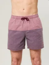 Short de baño color borgoña con cintura elastizada y cordón de ajuste.