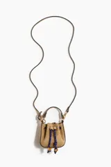 Minibolso tipo saco de gamuza color tostado, con diseño de cordón ajustable azul con cuentas decorativas, asa corta y correa bandolera extraíble.