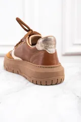 Zapatillas bajas de cuero color marrón con detalles en gamuza color tostado y talón en cuero dorado.