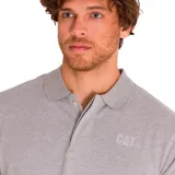 Remera tipo polo gris de piqué para hombre, marca CAT, con logo bordado en el pecho y detalle amarillo en la manga.