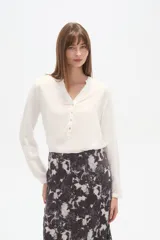 Blusa de viscosa con estampado de rayas verticales en tonos marrón y blanco, cuello mao y cierre frontal parcial con botones.