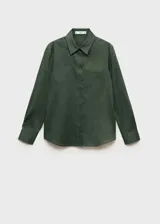 Camisa de corte recto color verde militar, con cuello camisero, cierre frontal de botones, manga larga abotonada y un bolsillo de parche en el pecho.