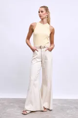 Musculosa de algodón acanalado con cuello redondo, corte ajustado y diseño sin mangas.