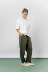 Pantalón jogger de calce relajado en tono bordó intenso, con cintura elastizada y lazo regulable. Cuenta con bolsillos laterales y detalle de cierre invisible. Su silueta es recta y levemente afinada.