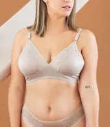 Soutien color piel con copa moldeada, sin costura ni aro. Confeccionado con tela que contiene fibra LYCRA® reforzada, toque suave y detalles en puntilla. Breteles elásticos regulables.