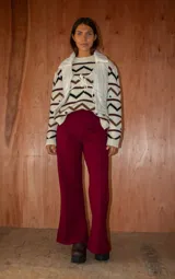 Pantalón de tiro medio con corte semi oxford y pretina elástica.