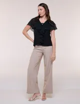 Blusa de corte recto Cable & Gauge, color blanco, con escote redondo, lazo central para anudar y volados fluidos en el frente y las mangas.