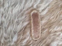 Broche para pelo artesanal de cuero con bordados en tiento fino.