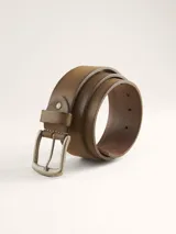 Cinturón marrón de cuero con hebilla metálica plateada.