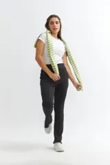 Pantalón oxford negro de punto con cintura alta y detalle de volados en el ruedo.