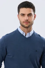 Buzo tejido de algodón con cuello en V, de diseño clásico y liviano, ideal para media estación.
