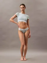 Bombacha de corte clásico con talle medio, confeccionada en una mezcla de algodón y modal. Presenta una cinturilla elástica distintiva con el logo de Calvin Klein estampado.