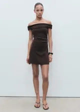 Vestido corto marrón de tejido de algodón, sin mangas, con escote palabra de honor y diseño recto ajustado.