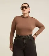 Blusa de manga larga con cuello alto, confeccionada en tejido de viscosa con elastano, de calce ajustado al cuerpo.