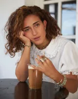 Anillo ancho de alpaca con textura irregular.