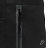 Mochila Nike Elemental Premium de diseño minimalista en color negro. Cuenta con un compartimento principal amplio con cierre de doble cursor, un bolsillo frontal vertical con cierre sellado y logo de la marca sutilmente aplicado en la parte inferior.