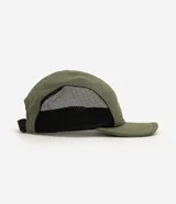 Gorra Renner confeccionada en poliamida verde con visera curva, parche frontal bordado con la palabra "soul" y paneles laterales y traseros de malla negra respirable.