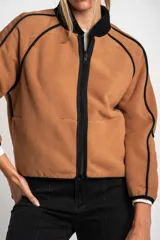 Campera negra de micropolar con cierre frontal y bolsillos laterales.