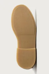 Bota Chelsea de hombre en color beige, confeccionada en piel con acabado serraje. Cuenta con elásticos laterales, trabilla trasera para facilitar el calce y suela plana con ligero tacón.