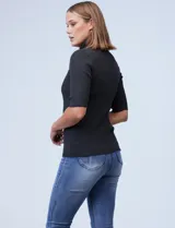 Polera gris oscuro de tejido acanalado, con cuello alto y mangas 3/4.