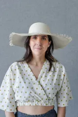 Top cruzado escotado color blanco con lunares color camel, con cintura elastizada y manga corta holgada.