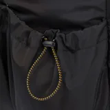 Mochila negra marca CAT con compartimento independiente para laptop de hasta 15 pulgadas. Posee un compartimento principal con cierre, bolsillos internos de malla y dos bolsillos frontales con ajuste de cordón. Cuenta con asa superior, correas acolchadas regulables y banda para trolley en la parte posterior. Fabricada en tejido ligero y repelente al agua.