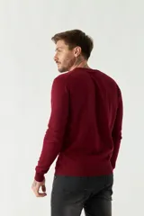 Sweater de punto para hombre con escote redondo, mangas largas y logo bordado en el pecho. Presenta un diseño clásico de calce regular.