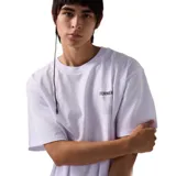 Remera blanca de algodón con logo estampado en el pecho.