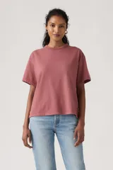 Remera de algodón con cuello redondo, mangas cortas y corte relajado.