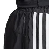 Short deportivo Adidas color negro con cintura elástica, logo estampado y tres tiras blancas en los laterales.