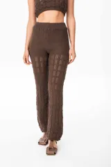 Conjunto marrón de hilo calado, compuesto por un top corto sin mangas y un pantalón de corte recto con cintura elástica.