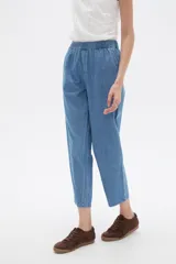 Pantalón de corte recto y tiro medio, confeccionado en lyocell color azul, con cintura elástica y bolsillos laterales.