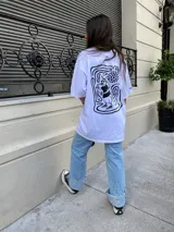 Remera blanca de algodón con estampa en la espalda de un canguro con anteojos de sol, fumando y tomando cerveza.