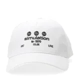 Gorra tipo baseball color negro con bordado frontal en color blanco que incluye el texto 'simulation', tres iconos de globos terráqueos y detalles gráficos adicionales.