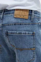 Pantalón jean celeste de corte recto.