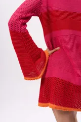 Vestido tejido con diferentes puntos, mangas oxford, con forro interior desmontable.