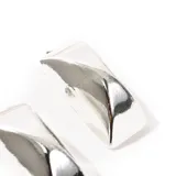 Aros plateados con forma geométrica rectangular y diseño facetado.