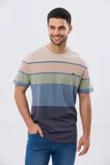 Remera de manga corta y cuello redondo, con diseño de bloques de color y franjas horizontales en tonos azul, celeste y gris, con pequeño logo bordado en el pecho.