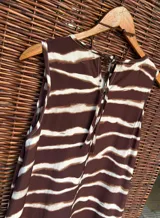 Vestido marrón con estampado de líneas horizontales blancas y marrones.