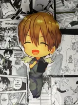 Peluche con diseño de Junta Azumaya, personaje del anime Dakaretai Otoko, con alas de ángel, sosteniendo una carpeta y vestido con uniforme. 